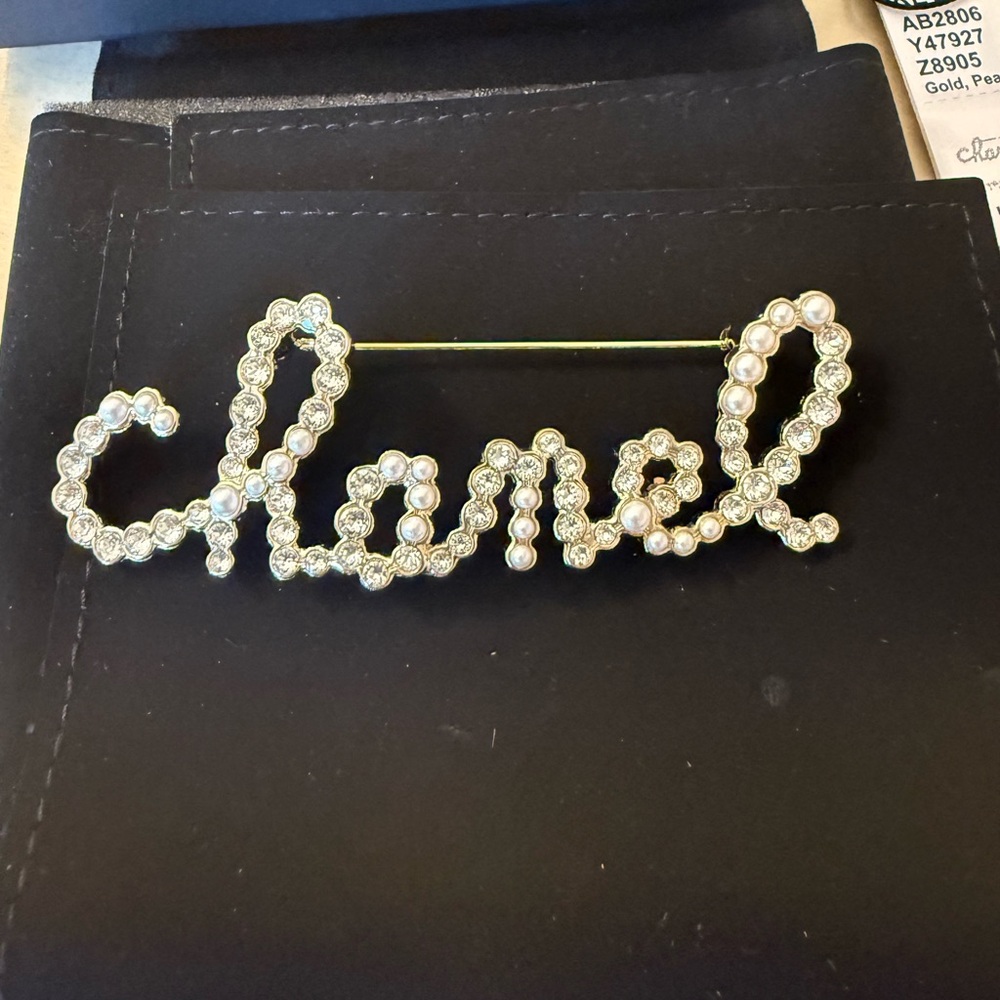 Chanel gold pearly white and crystal Chanel broach pin in excellent condition - Picture 2 of 5
